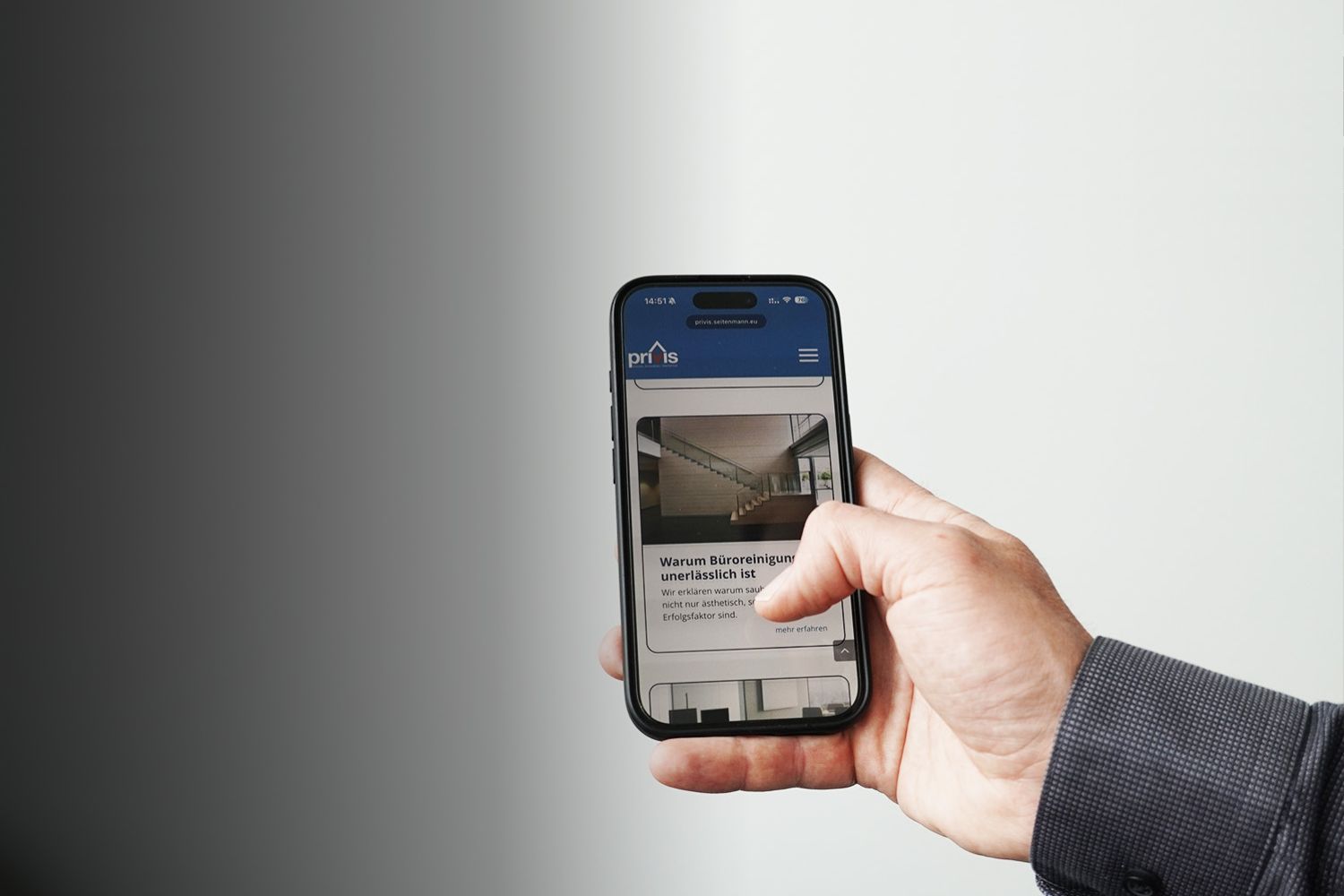Jemand scrollt am Smartphone durch die privis News